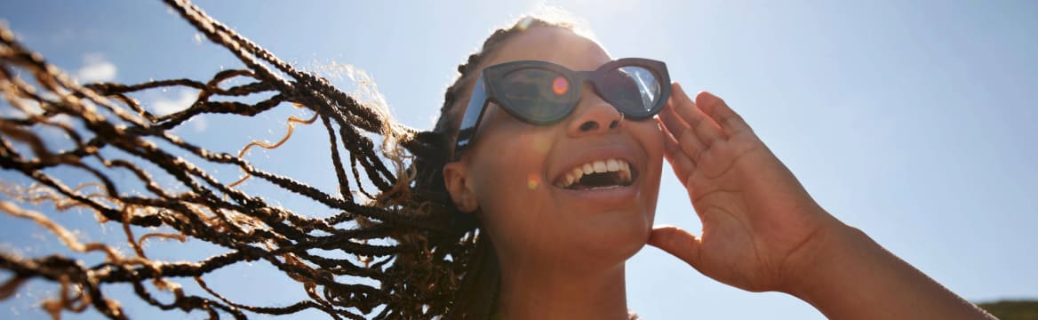 vrouw lachend in de zon