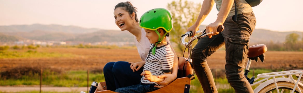 man met kinderen op bakfiets