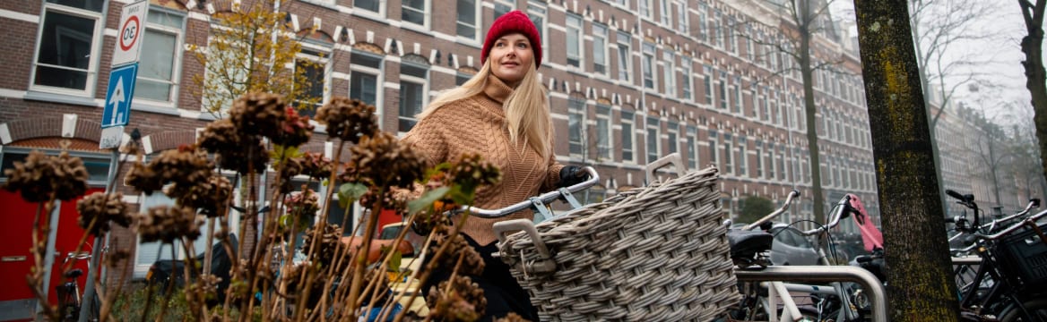 vrouw op fiets in stad