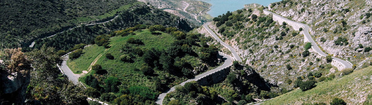 Vallei tussen de bergpassen in Andalusië