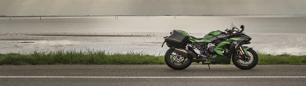 Geparkeerde motor op een dijk in Zeeland