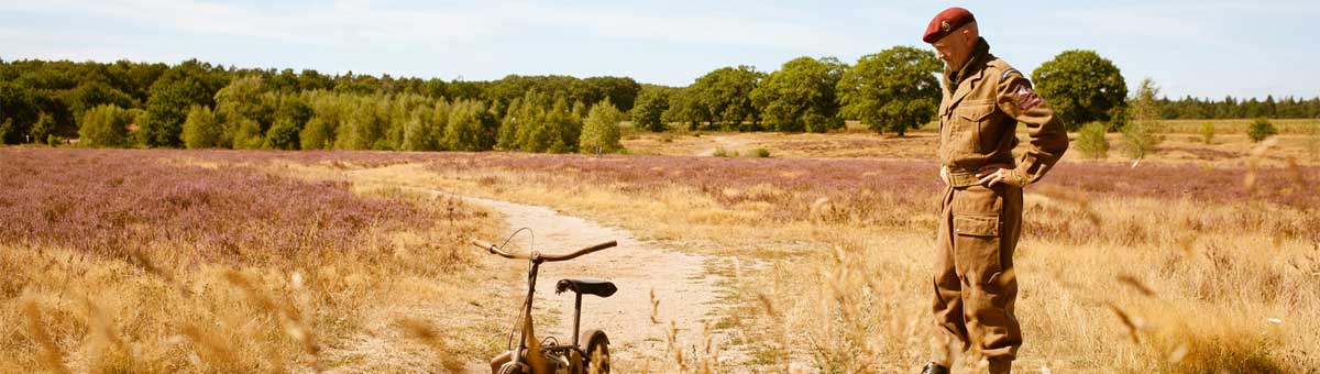 Militair bekijkt een oude motor op de heide