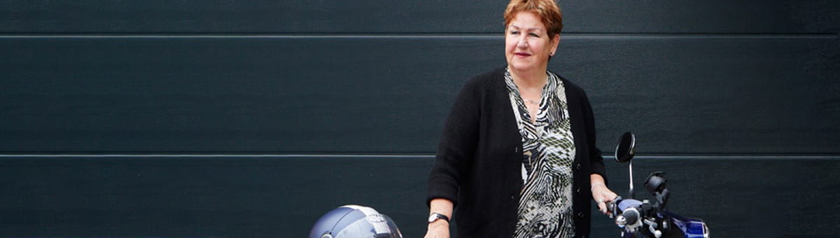 Anita Kwinkelenberg houdt een motor vast
