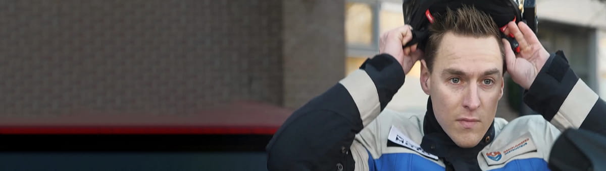 Laurens Gerrets zet een helm op