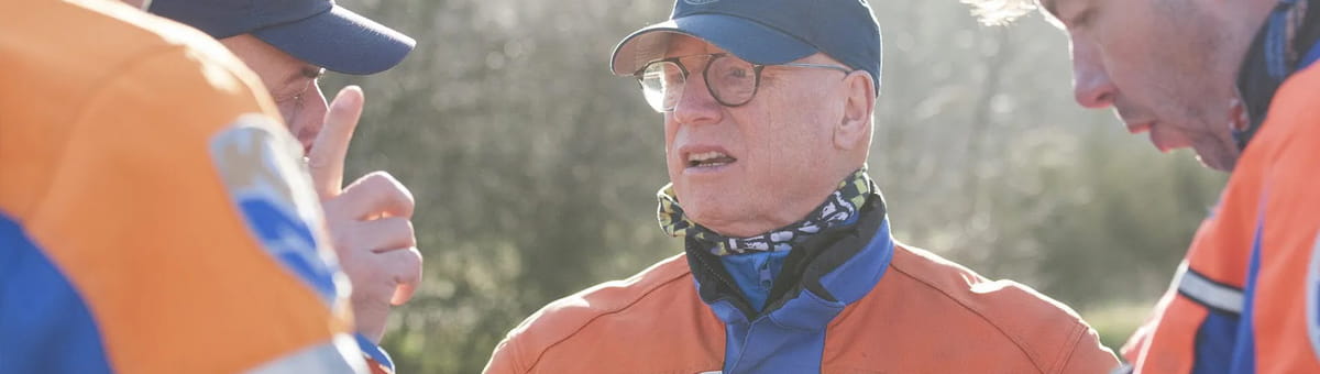 Vier mannen van de KNMV overleggen met elkaar
