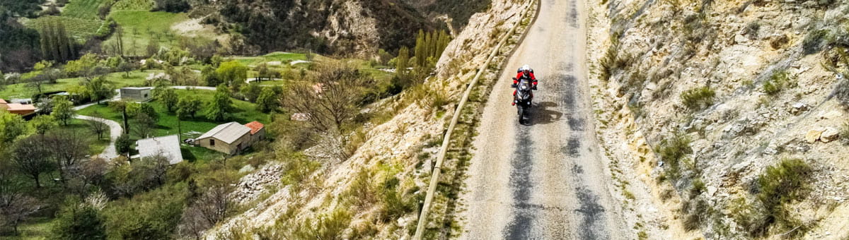 Motor rijdt over een bergpas in Italië