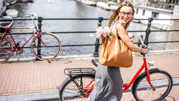 Blije vrouw met OpGroen verzekerde fiets