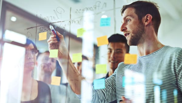 Collega's in een brainstorm sessie