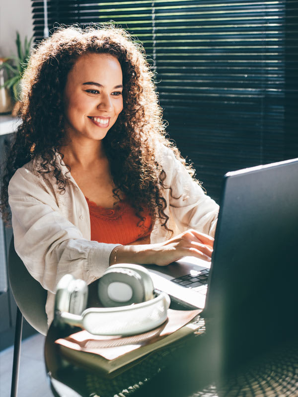 Vrouw achter bureau