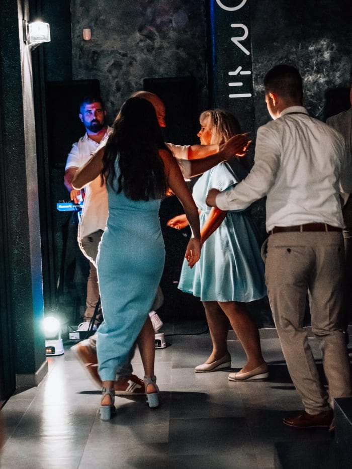 Vendégek táncolnak egy rendezvényen