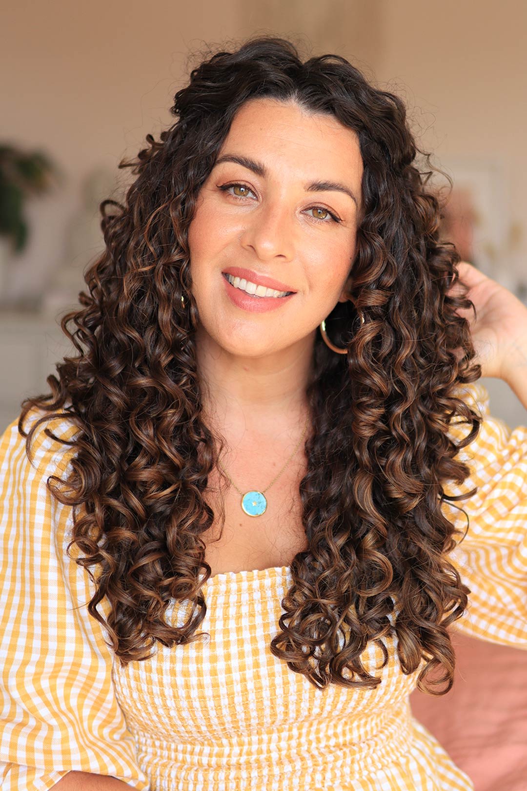 Femme souriante aux cheveux bouclées