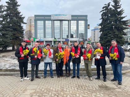 Костромские коммунисты поздравили женщин с 8 Марта
