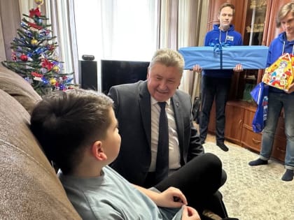 Алексей Анохин вместе с молодогвардейцами передали юному костромичу самокат, который он попросил на Новый год