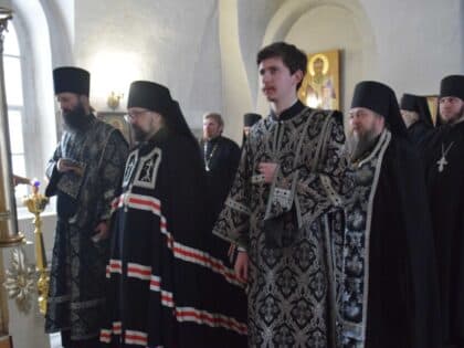 В Свято-Троицком Макариево-Унженском монастыре была совершен архиерейская литургия Преждеосвященных Даров
