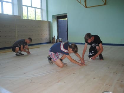 Глебовские подростки помогают готовить школу к началу занятий