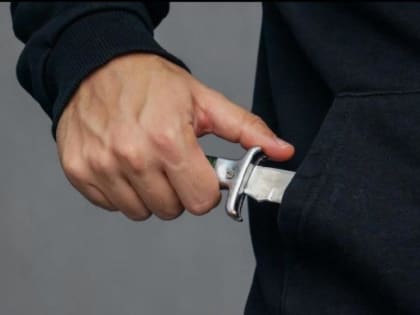 Костромич с ножом набросился на друга и покалечил его