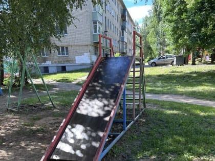 Молодежь ЛДПР призывает власти Костромы обезопасить дворовую детскую площадку на улице Голубкова