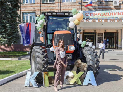 1113 первокурсников, 8 почётных лиц области, 7 ветеранов академии, 7 награждённых, 32 счастливчика с ценными призами - это 1 сентября в КГСХА!