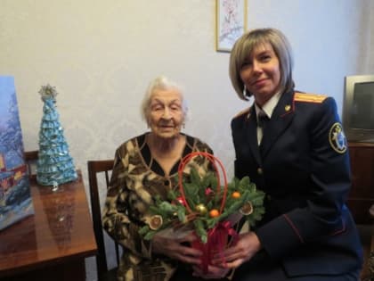 В новогодние праздничные дни сотрудники следственного управления СК России по Костромской области навестили ветерана Великой Отечественной войны