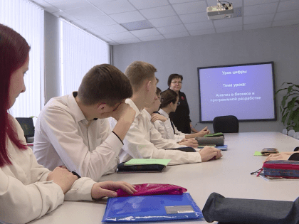 У десятиклассников школы под Костромой сегодня прошёл «Урок цифры»