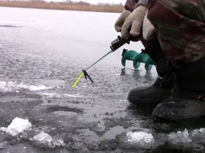 В Костроме замечены первые любители зимней рыбалки