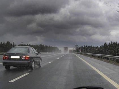 Порывы ветра, град, мокрый снег с дождем значительно ухудшают ситуацию на дорогах