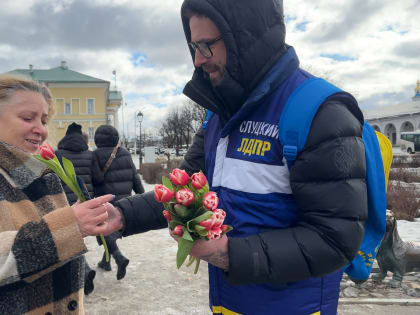 Представители ЛДПР подарили костромичкам цветы и хорошее настроение