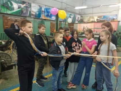 Костромичи попробовали себя в роли ткачей в лаборатории КГУ