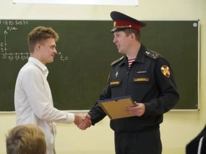 Костромской одиннадцатиклассник помог раненому прохожему