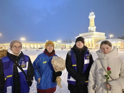 Мужской молодежный десант ЛДПР порадовал костромичек цветами