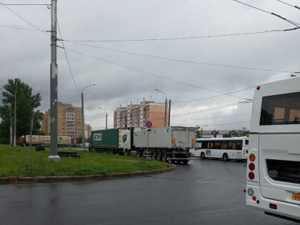 Костромичи жалуются на фуры, загромождающие проезд автобусам