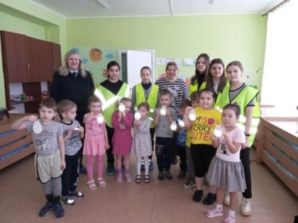 Воспитанники детского сада на практике убедились в полезных свойствах световозвращателей