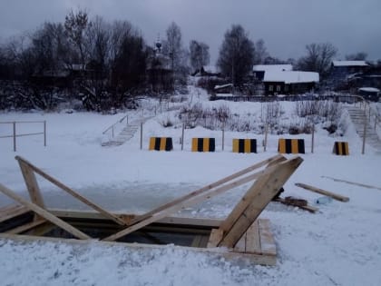 В крещенских купаниях приняло участие около ста жителей города Мантурово, а в ночной службе - больше 1000 человек