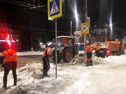 В Костроме активизированы работы по вывозу снега с остановок, переходов и тротуаров