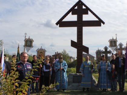 В Костромской области на Святом озере освящён поклонный крест в память о воинах-победителях