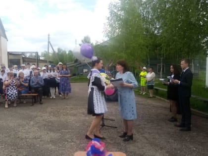 «Когда уйдём со школьного двора…»