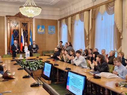 Глава города Костромы Юрий Журин поздравил обладателей муниципальных стипендий имени Татьяны и Николая Шуваловых