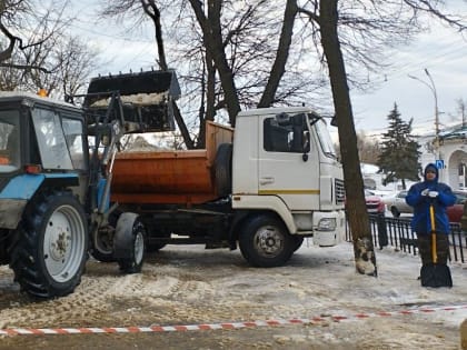 Дорожники в Костроме начали вывозить снег с улиц города