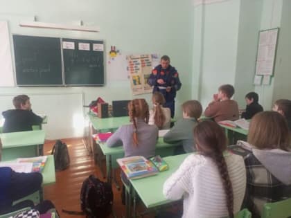 Жизнь без опасности: Спасатели провели для школьников средней школы № 2 города Макарьева урок мужества