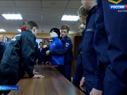 Юные костромские спасатели помогают сделать новогодние каникулы безопасными