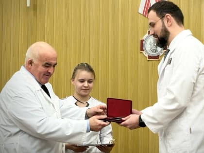 Сергей Ситников вручил орден Николая Пирогова коллективу Костромского онкодиспансера