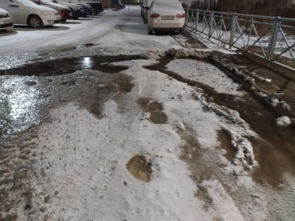 В Костроме фонтан из кипятка почти год топит улицу Профсоюзную