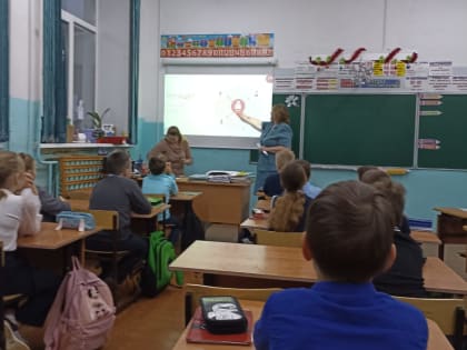 Сотрудник УФНС России по Костромской области в г. Галиче рассказала учащимся школы № 4 о налогах