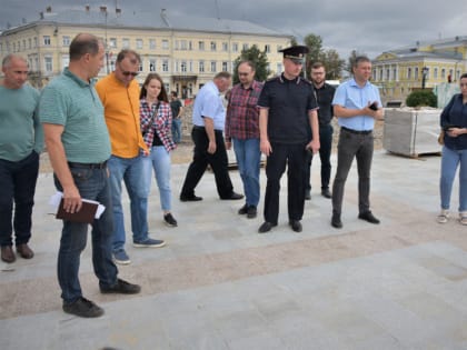 Общественники проверили, как идет ремонт главной площади Костромы