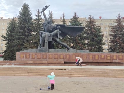 Бетон в основании Монумента Славы в Костроме заменят гранитом
