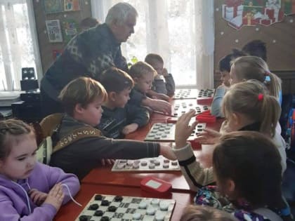 Шашки и шахматы -игры популярные