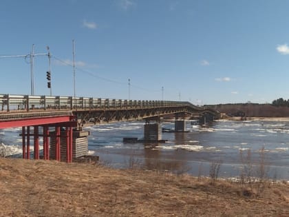 Аномально теплая погода мешает костромским дорожникам возвести мост через Унжу