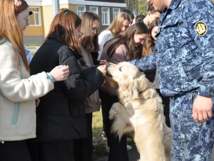 Школьников познакомили с работой кинологов костромского УФСИН