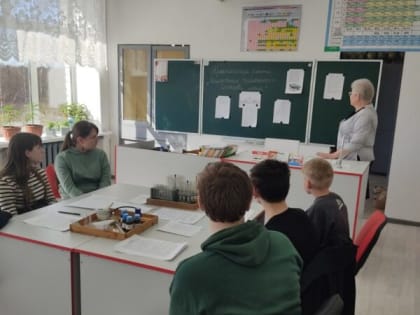 В рамках нацпроекта: В День Земли унженские школьники исследовали состав самого распространенного на нашей планете минерала