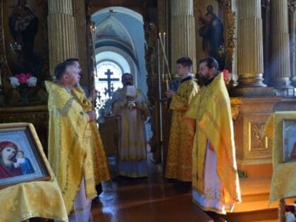 Преосвященный владыка Алексий совершил Божественную литургию в храме святителя Николая с.Николо-Бережки
